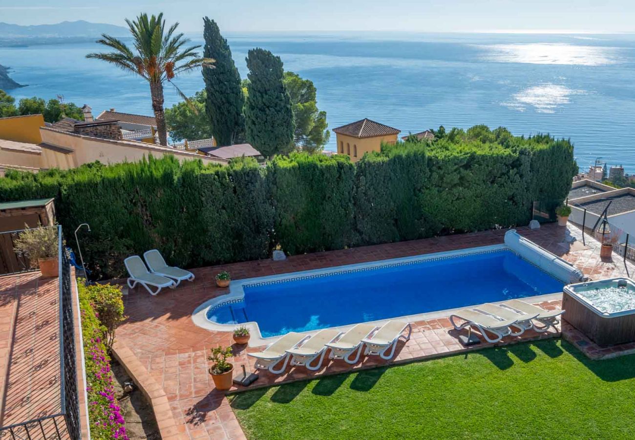 Villa in Almuñecar - Luxury 8 bedroom, 5 bathroom villa with stunning view and private pool and gardens