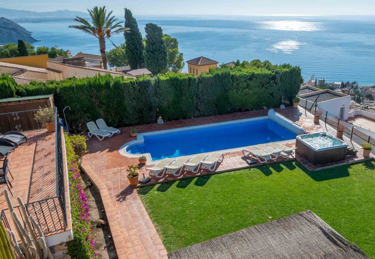 Villa in Almuñecar - Luxury 8 bedroom, 5 bathroom villa with stunning view and private pool and gardens