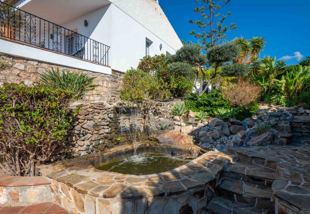 Villa in Almuñecar - Luxury 8 bedroom, 5 bathroom villa with stunning view and private pool and gardens