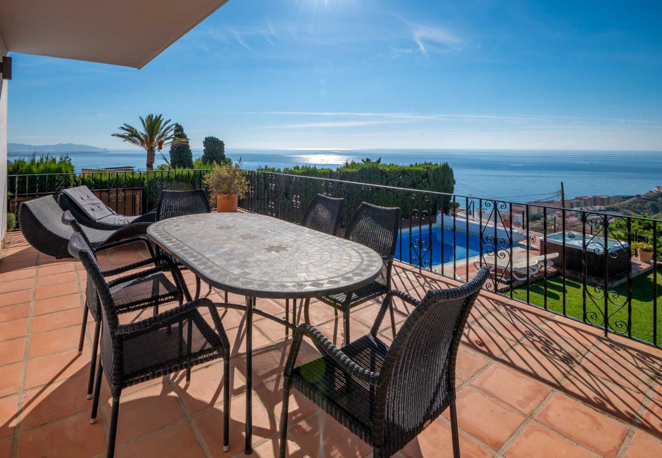 Villa in Almuñecar - Luxury 8 bedroom, 5 bathroom villa with stunning view and private pool and gardens