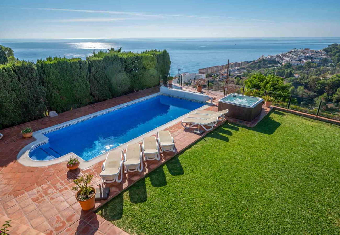 Villa in Almuñecar - Luxury 8 bedroom, 5 bathroom villa with stunning view and private pool and gardens